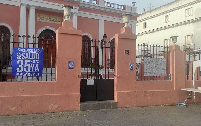 Pancartas en el Ayuntamiento, junto a la acampada de las trabajadoras / FOTO: UP