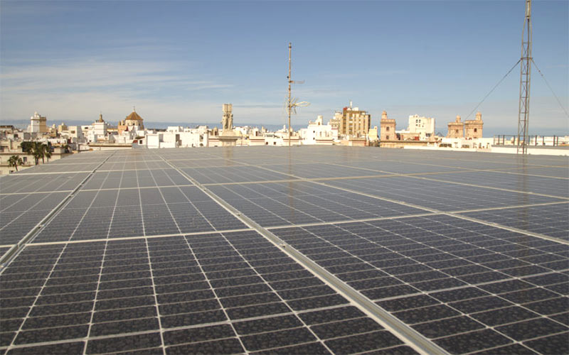 Placas solares en la azotea de la sede en la plaza de España / FOTO: APBC