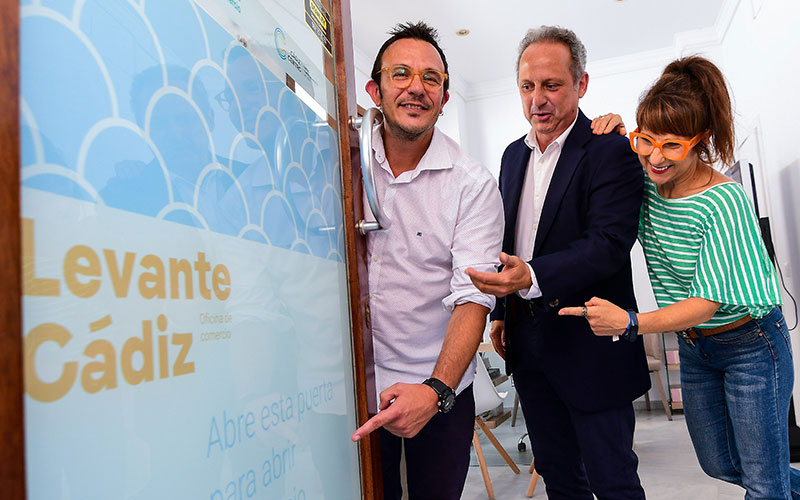 Posando en la puerta de la reformada oficina municipal / FOTO: Eulogio García