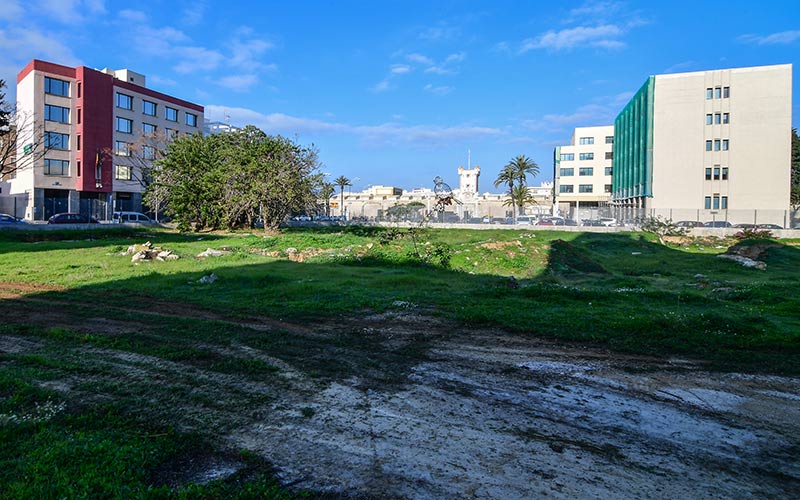 La parcela en la que se levantará el edificio se limpia periódicamente / FOTO: Eulogio García