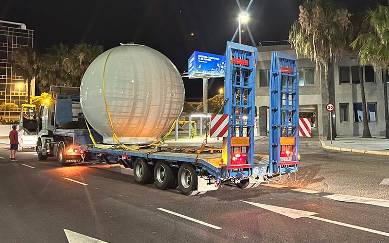 El satélite de grandes dimensiones saliendo del recinto fiscal / FOTO: Zona Franca