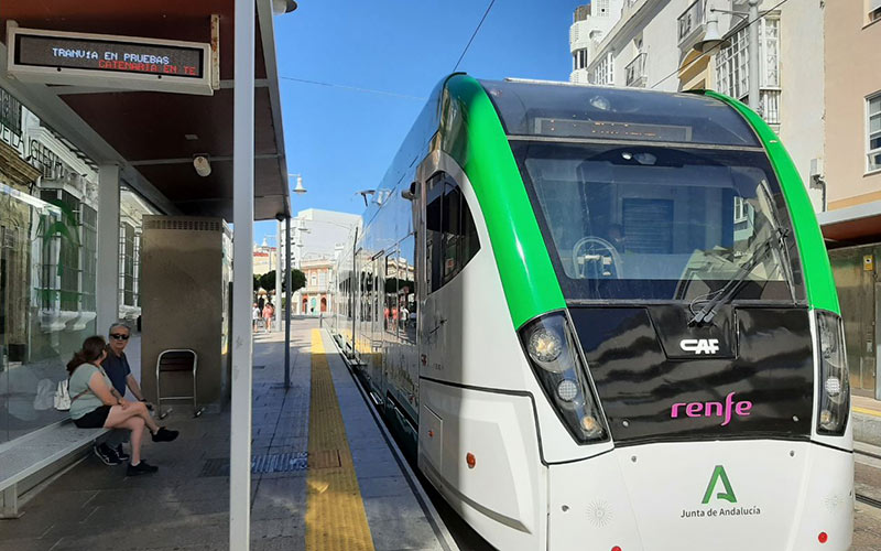 Tranvía en pruebas haciendo la parada de la Iglesia Mayor de La Isla / FOTO: Junta