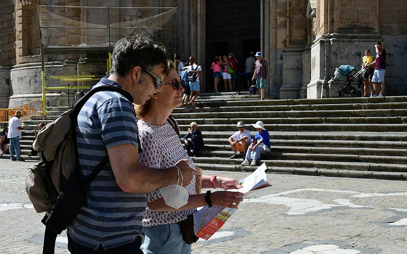 Turistas con su plano en el centro de la capital gaditana / FOTO: Eulogio García