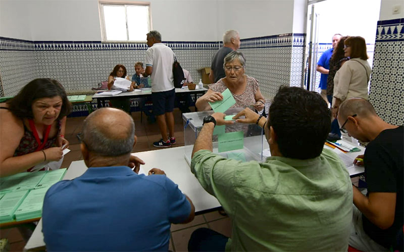 Primeros votantes en la mañana del domingo / FOTO: Eulogio García