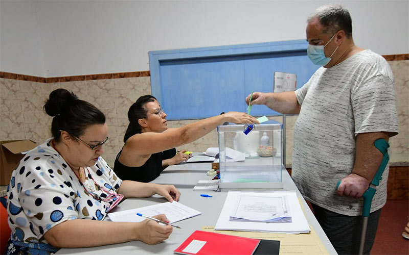 Ejerciendo el derecho al voto en la capital / FOTO: Eulogio García