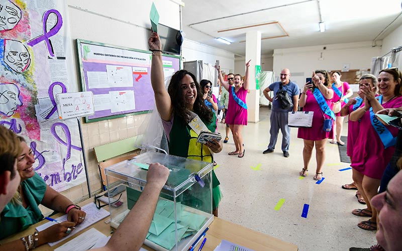 De despedida de soltera, pero votando también, en la Viña / FOTO: Eulogio García