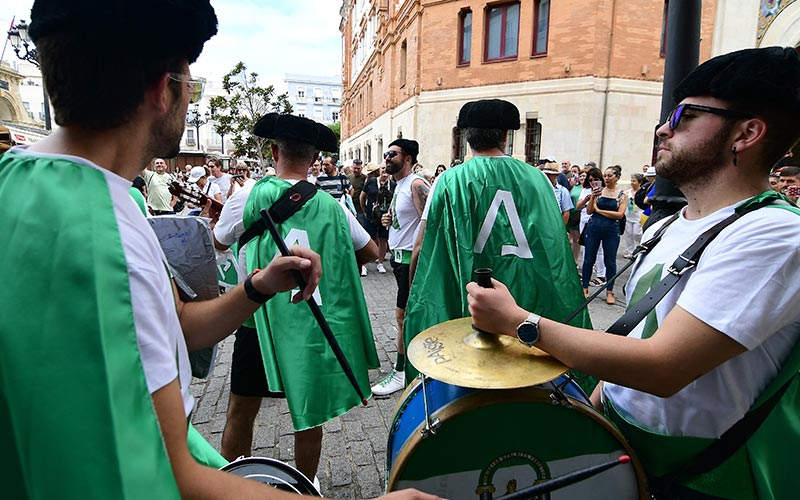Chirigota callejera actuando en el Carnaval (muy) Chiquito coincidente con las elecciones / FOTO: Eulogio García