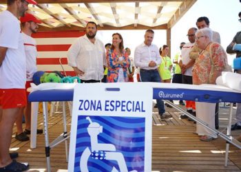 Presentando los nuevos servicios del módulo playero / FOTO: Ayto.