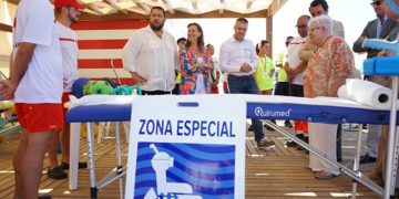 Presentando los nuevos servicios del módulo playero / FOTO: Ayto.