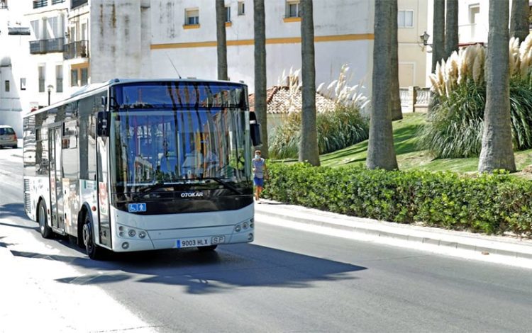 Autobús urbano circulando por la localidad / FOTO: Ayto.