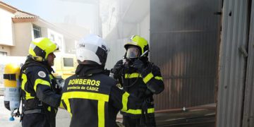 Efectivos del Consorcio a las puertas de la carpintería / FOTO: CBPC