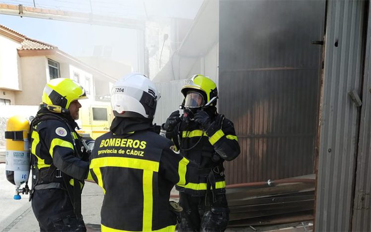 Efectivos del Consorcio a las puertas de la carpintería / FOTO: CBPC