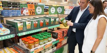 La alcaldesa conoce las ofertas del supermercado / FOTO: Lidl