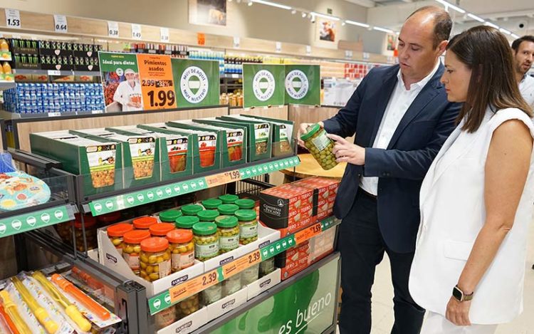 La alcaldesa conoce las ofertas del supermercado / FOTO: Lidl