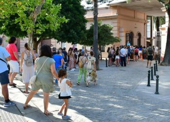 Colas para entrar en el Baluarte durante una de las firmas / FOTO: Eulogio García