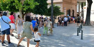 Colas para entrar en el Baluarte durante una de las firmas / FOTO: Eulogio García