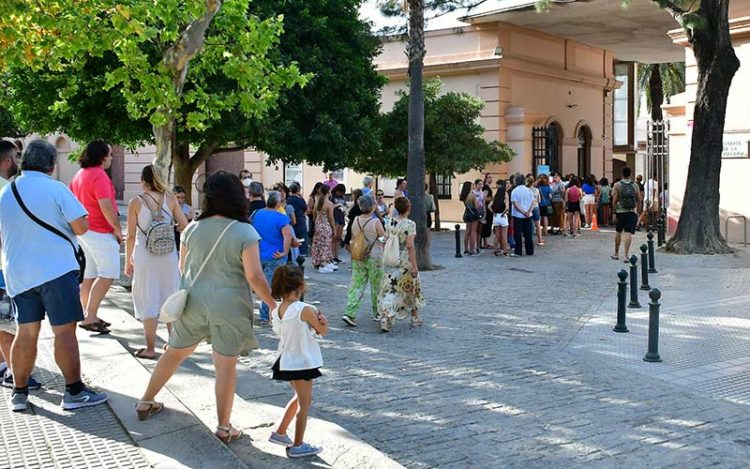 Colas para entrar en el Baluarte durante una de las firmas / FOTO: Eulogio García