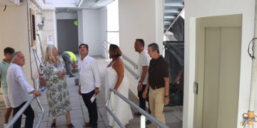 Políticos y técnicos junto al flamante ascensor / FOTO: Junta