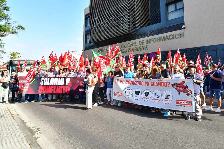 Cortando la calle frente a la sede de la CEC / FOTO: Eulogio García