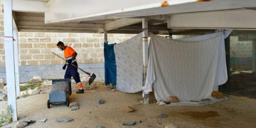 Operarios de limpieza retiran enseres de Entrecatedrales / FOTO: Eulogio García