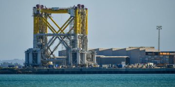 Una de las plataformas que se ensamblan en Puerto Real, meses atrás / FOTO: Eulogio García