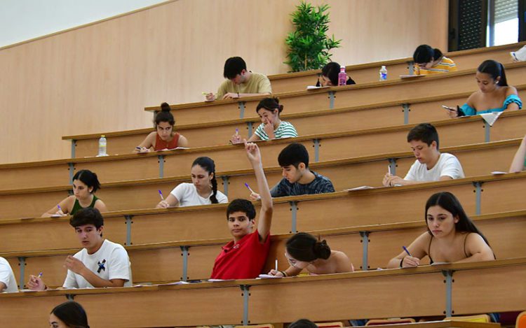 Uno de los exámenes en la Facultad de Medicina / FOTO: Eulogio García