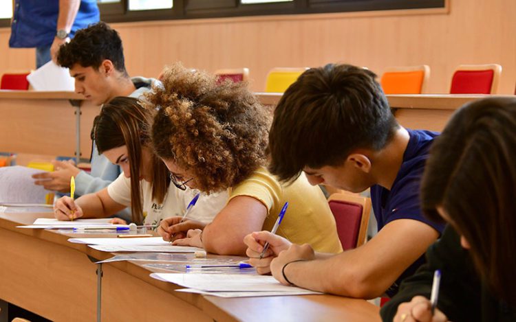 Concentrados en pleno examen / FOTO: Eulogio García