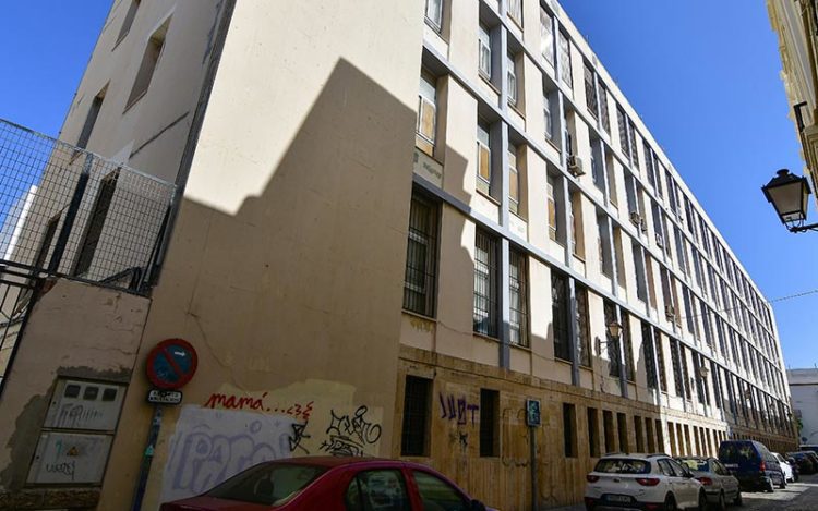 Fachada de la antigua Escuela de Ingeniería / FOTO: Eulogio García