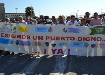 Representantes de la Flave, en una pasada concentración, tras su socorrida pancarta / FOTO: Flave