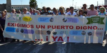 Representantes de la Flave, en una pasada concentración, tras su socorrida pancarta / FOTO: Flave