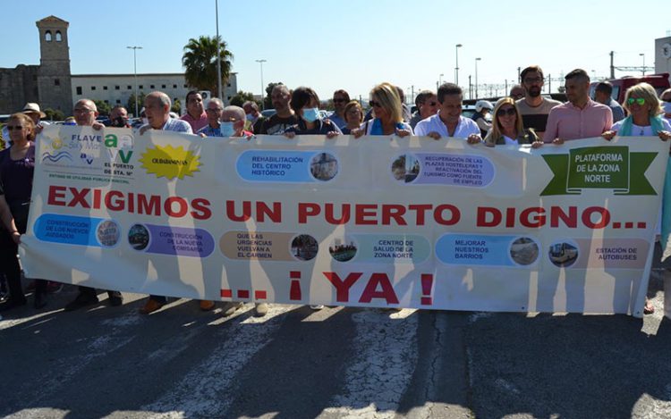 Representantes de la Flave, en una pasada concentración, tras su socorrida pancarta / FOTO: Flave