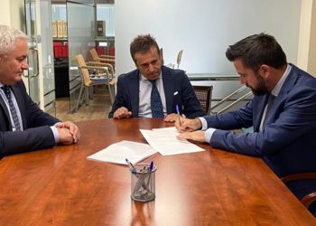 Fran González firmando el préstamo ante notario / FOTO: Zona Franca