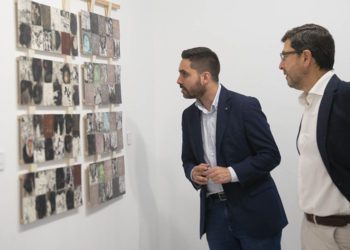 Diputado provincial y cónsul argentino observan una de las obras / FOTO: Diputación