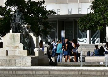 Jóvenes a las puertas de la Facultad de Medicina / FOTO: Eulogio García