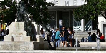 Jóvenes a las puertas de la Facultad de Medicina / FOTO: Eulogio García