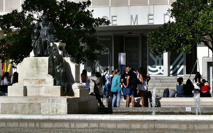 Jóvenes a las puertas de la Facultad de Medicina / FOTO: Eulogio García