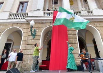 Un momento del izado de la bandera / FOTO: Eulogio García