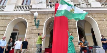 Un momento del izado de la bandera / FOTO: Eulogio García