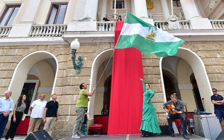 Un momento del izado de la bandera / FOTO: Eulogio García