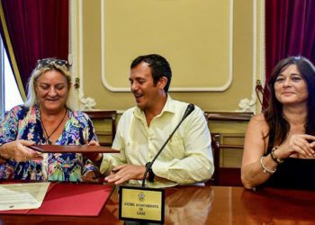 Escenificando la firma del convenio / FOTO: Eulogio García