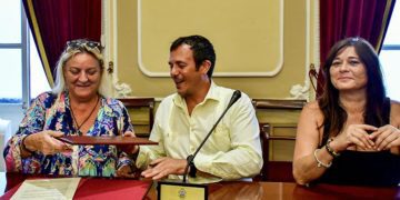 Escenificando la firma del convenio / FOTO: Eulogio García