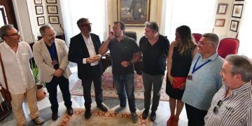 El alcalde no duda en hacer sonar el pen drive / FOTO: Eulogio García