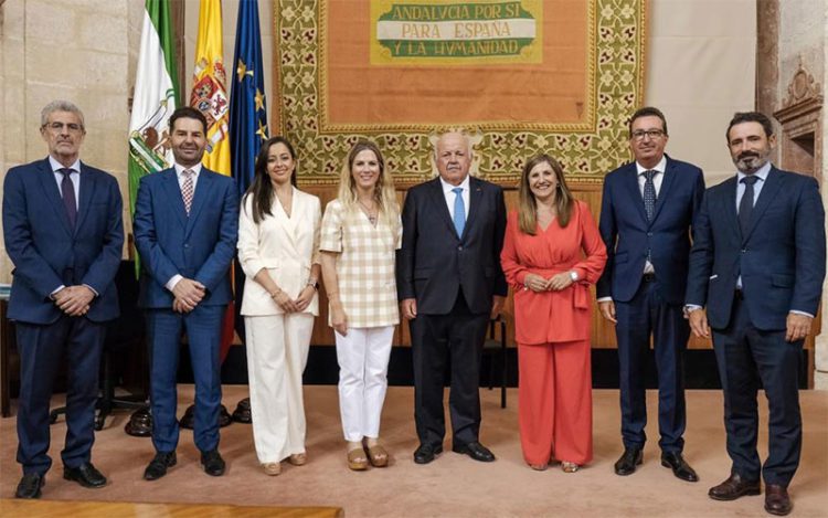 Aguirre posando con los componentes de la Mesa / FOTO: Junta