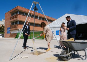 La ministra, pala en mano / FOTO: Ereagafoto