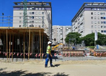 Comienzan a colocarse los pilares del futuro bloque / FOTO: Eulogio García