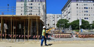 Comienzan a colocarse los pilares del futuro bloque / FOTO: Eulogio García