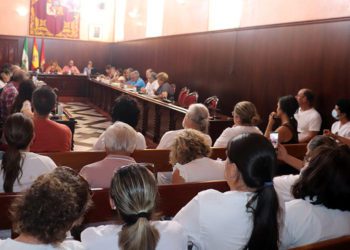 Trabajadoras del servicio pendientes del pleno / FOTO: Ayto.