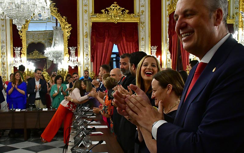 Ruiz Boix en primer término mientras García se despide de todos los diputados / FOTO: Eulogio García