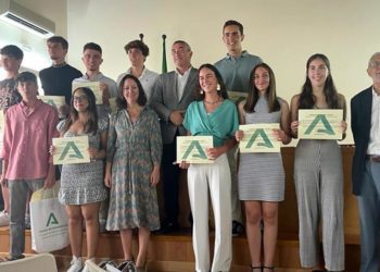 Posado con los 'mejores' estudiantes de Bachillerato / FOTO: Junta
