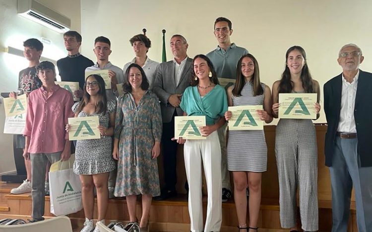 Posado con los 'mejores' estudiantes de Bachillerato / FOTO: Junta